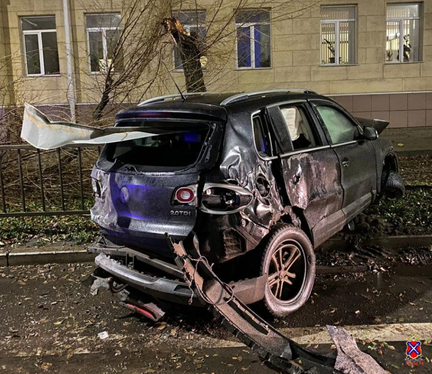 В Волгограде последствия ДТП с влетевшей в здание иномаркой оплатит бюджет