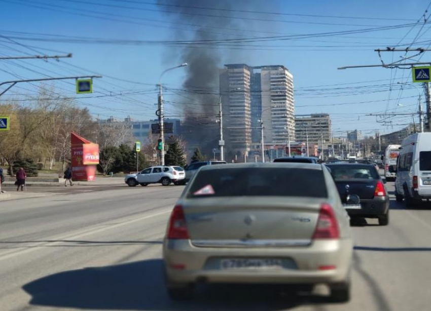 Сильный столб дыма от поймы реки Царицы напугал волгоградцев