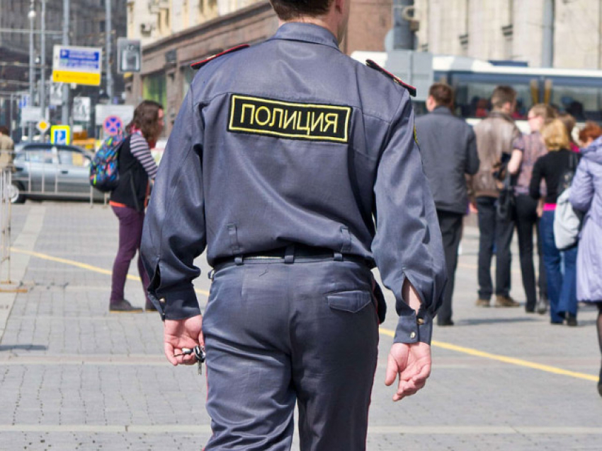 Волгоградский полицейский стал жертвой нападения преступника ﻿