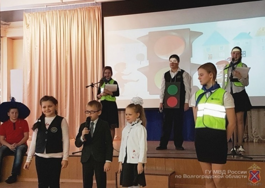 Волгоградские первоклашки получили удостоверения пешеходов