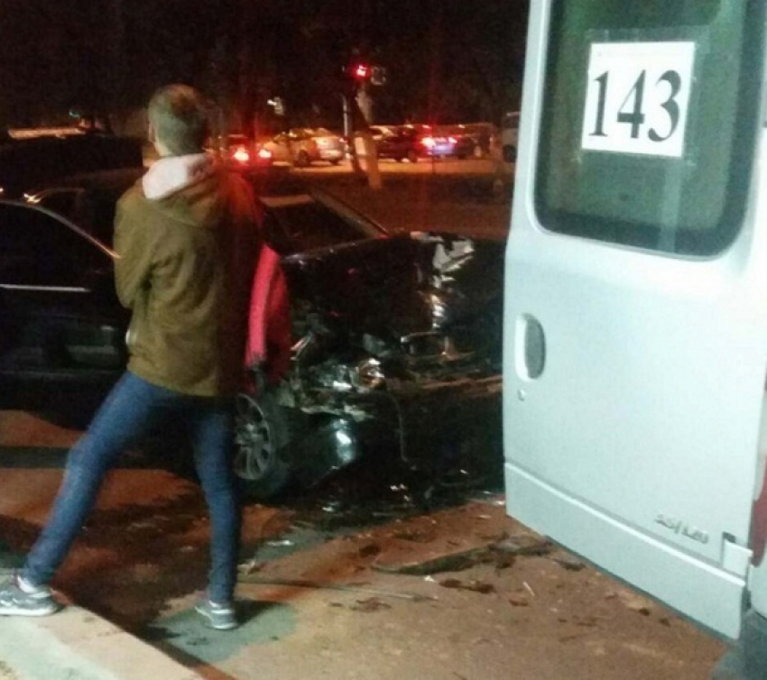 В Волгограде в маршрутку с пассажирами врезался черный «бумер»