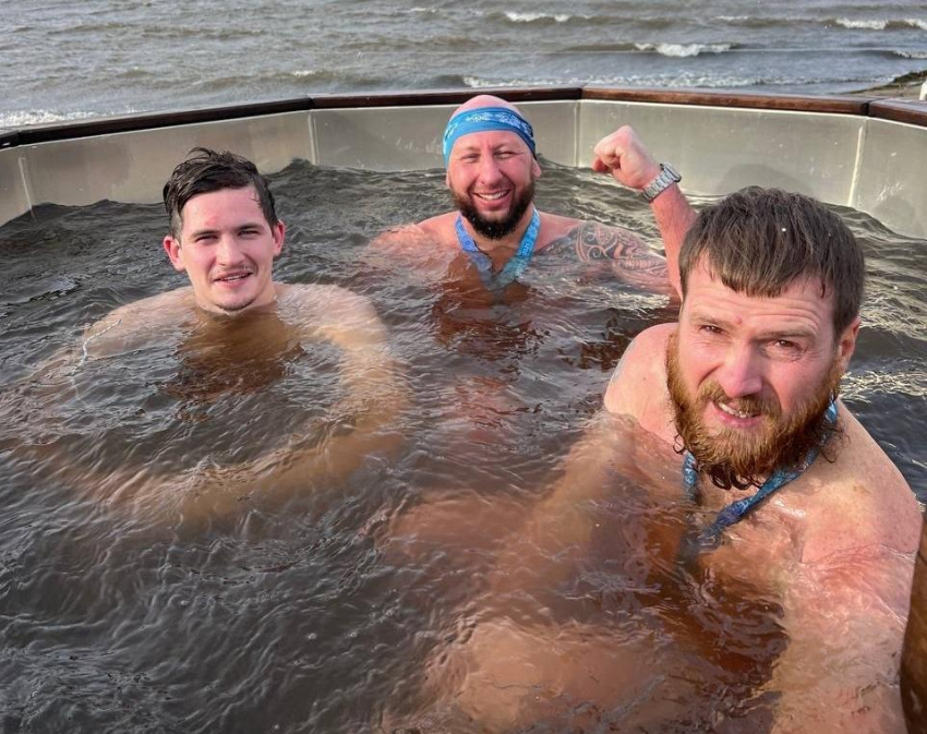 Более сотни «моржей» нырнули в реку во время волгоградского урагана  