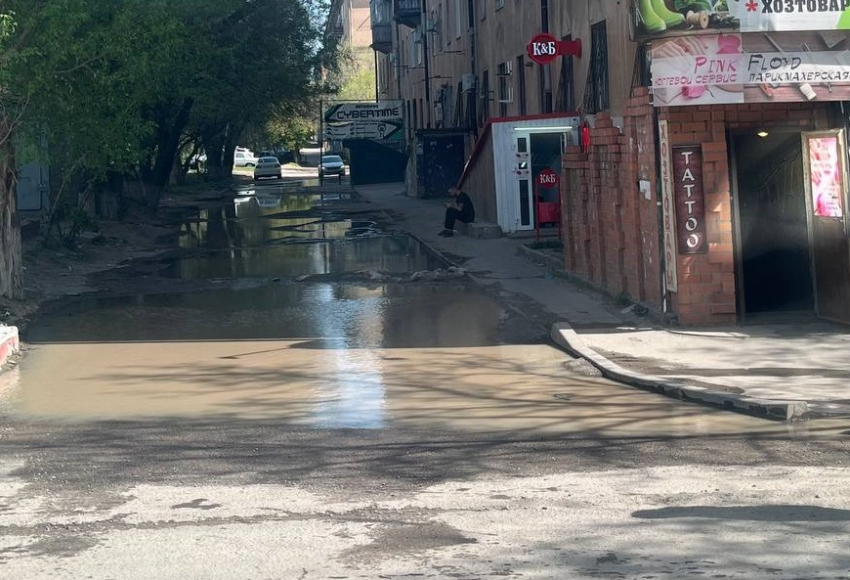 Мощный поток воды заливает Первую продольную в Волгограде