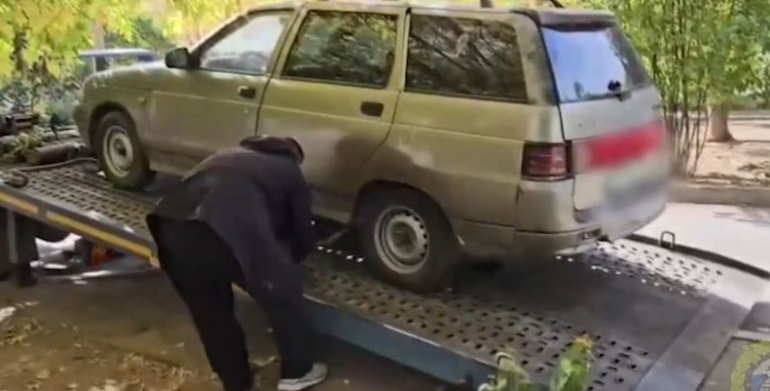 Припаркованные на тротуаре машины и мотоциклы эвакуировали под Волгоградом 