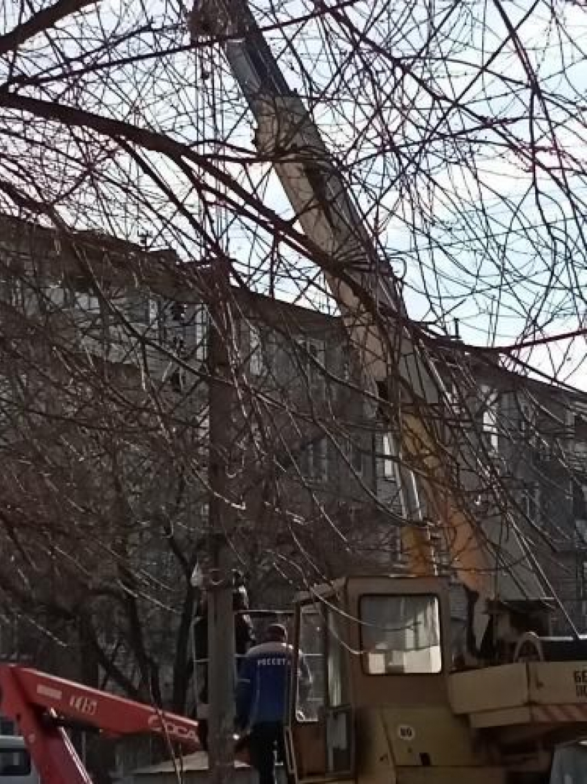 В Волгограде рухнул электрический столб 