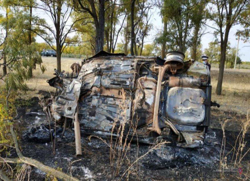 Машина съехала в кювет и загорелась: в Волгоградской области погибли двое молодых парней