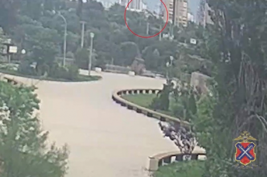 Сорвавшаяся с высотки фанера оставила инвалида без отца в Волгограде