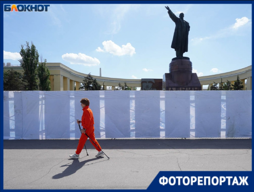 Памятник Ленину спрятали за забором в центре Волгограда: что будут делать и как долго