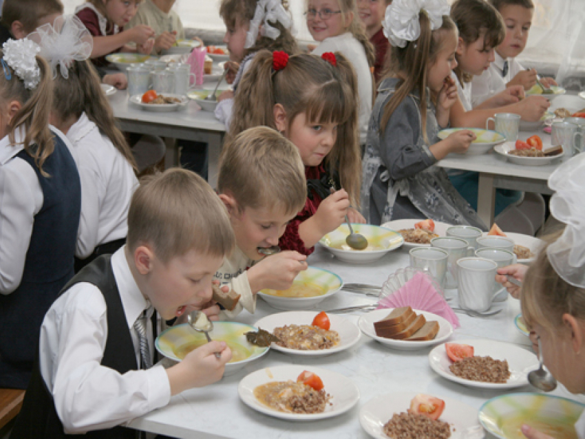 Под Волгоградом школа собиралась накормить учеников завтраками из опасных продуктов