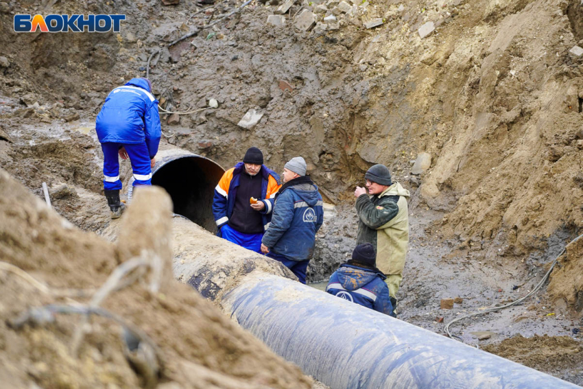 В центре Волгограда рванули трубы с горячей водой