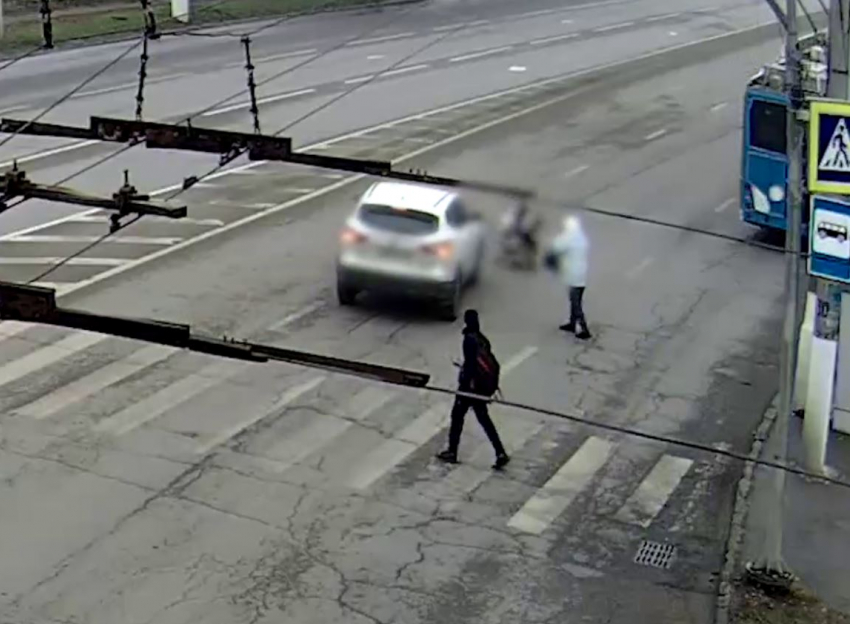 Аж подбросило над капотом: упрямая иномарка сбила волгоградку на видео