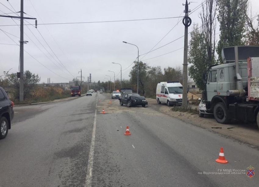 Тройное ДТП с фурой устроил 22-летний водитель ВАЗ в Волгограде