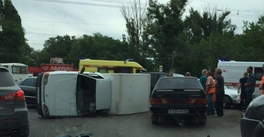 В Волгограде на проспекте Жукова перевернулся грузовой автомобиль