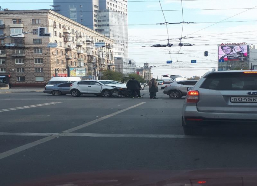Две иномарки не разъехались на перекрестке в Волгограде и собрали пробку