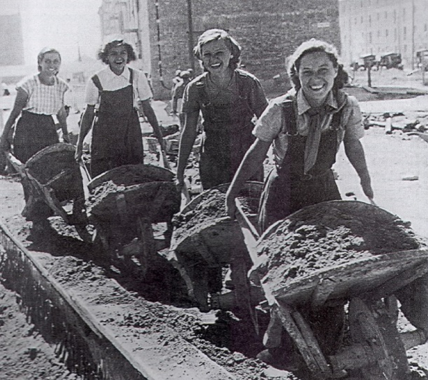 Сталинград возродился из пепла руками женщин
