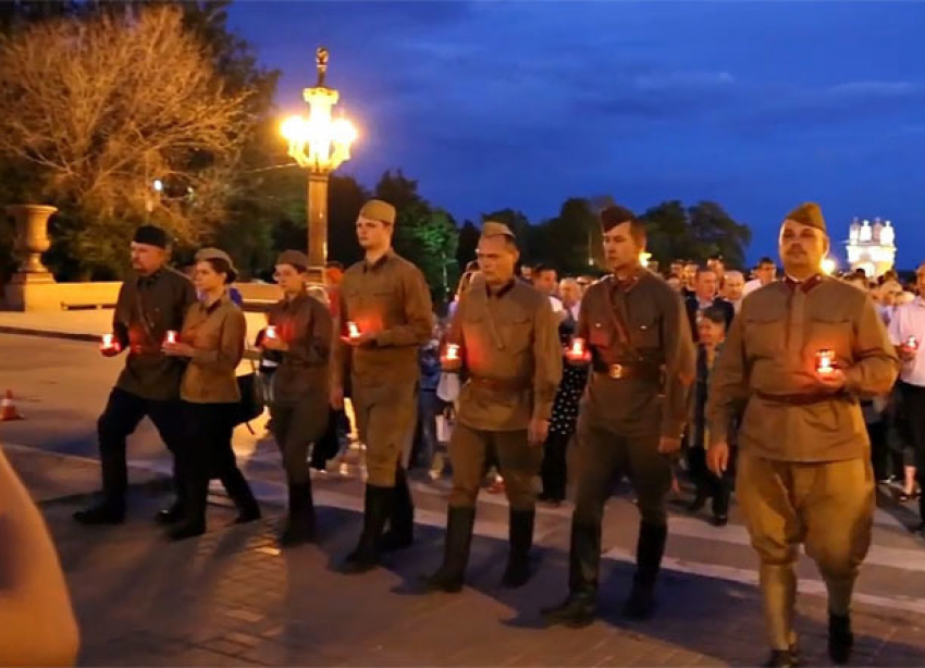 Сотни свечей осветили небо над площадью Павших борцов в память о погибших в ВОВ