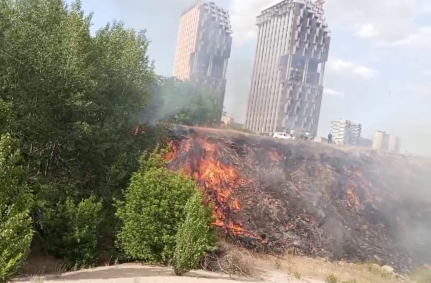 Пожар возле строящегося ЖК у берега Волги в Волгограде попал на видео 