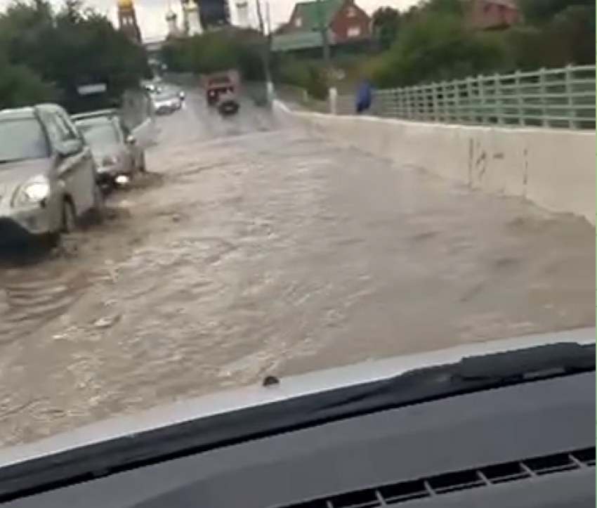 После ливня мост затопило под Волгоградом