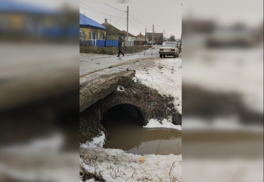 Под Волгоградом перекрыли движение транспорта из-за пропуска талых вод 