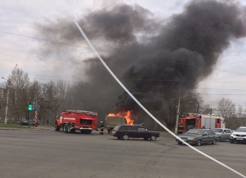 Горящая «Газель» на западе Волгограда попала на видео 