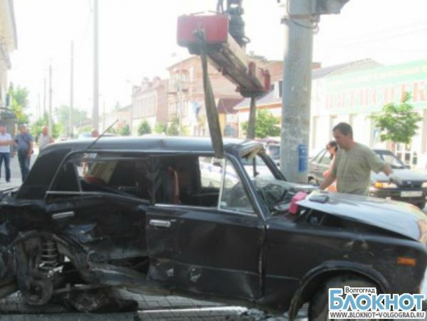 Под Волгоградом столкнулись Hyundai и «шестерка»: погиб пассажир