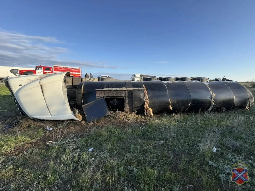 Грузовик вышибла с трассы вылетевшая на встречку легковушка под Волгоградом
