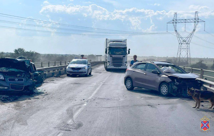 Пятеро в больнице, включая 16-летнего, после ДТП с узбекской иномаркой под Волгоградом