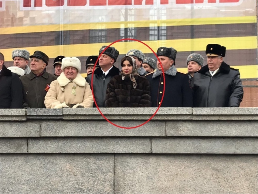 Жена губернатора Бочарова блеснула соболиными мехами перед ветеранами 2 февраля в Волгограде
