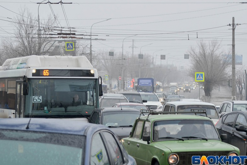  На юге Волгограда устанавливают километр бетонного ограждения на дороге