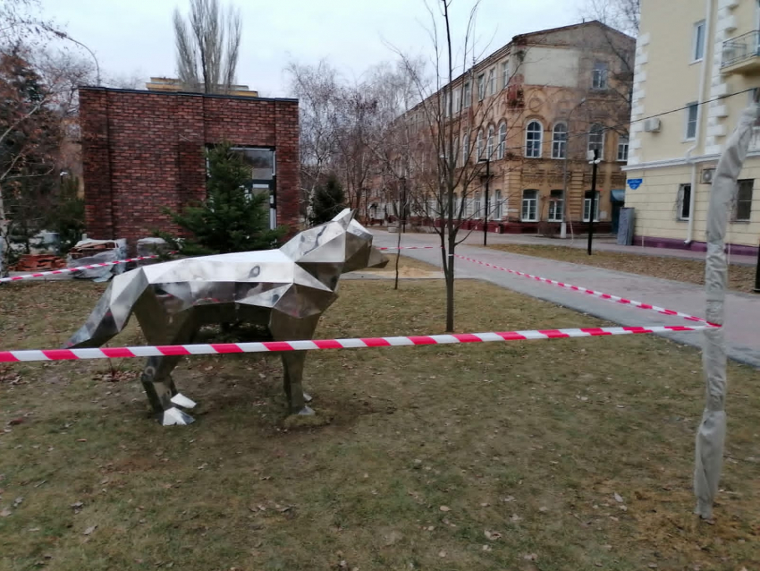 Проверка на вандализм провалена: полигональных зверей в Волгограде оградили лентой
