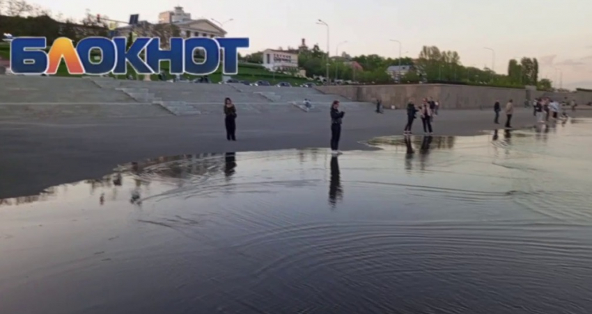 Мощный разлив Волги продолжает топить набережную в Волгограде: видео 
