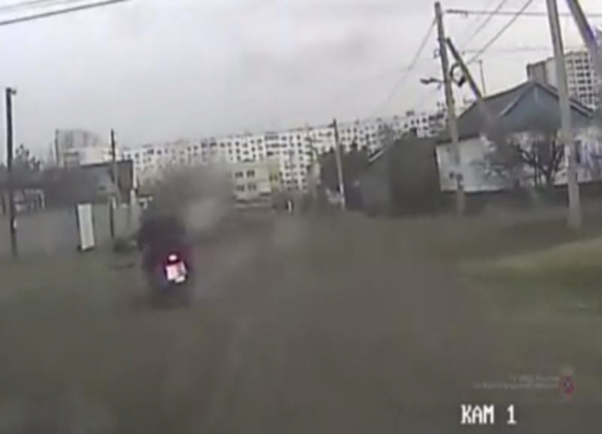 Удирая от сотрудников полиции, мотоциклист в Волгограде потерял пассажира
