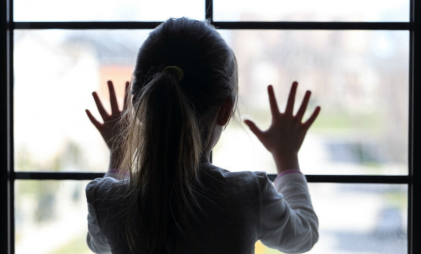 Девятилетняя девочка упала со 2-го этажа в Волжском, перелезая через перила