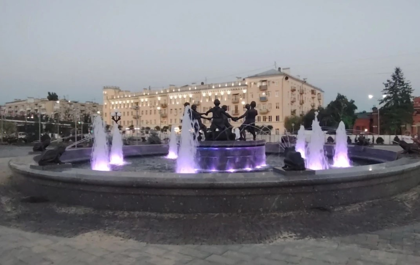 Новый фонтан на Привокзальной площади раньше времени во всей красе увидели волгоградцы