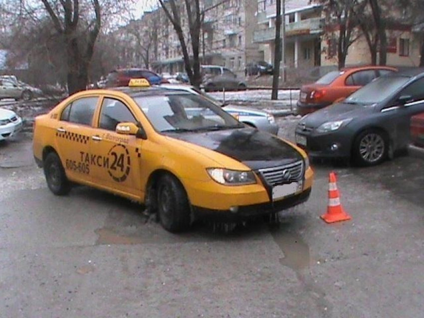 Таксист на «Лифане» сбил женщину на парковке в центре Волгограда