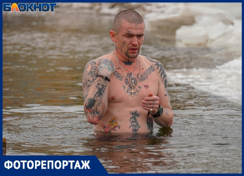 С двумя крестами и Губкой Бобом: эмоциональный фоторепортаж Крещенских купаний в Волгограде