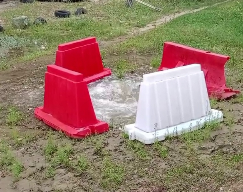Булькающее водяное извержение сняли на видео в Волгограде