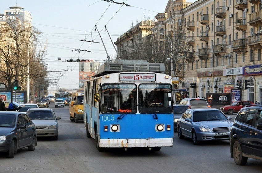 На севере Волгограда в троллейбусе 5-летний мальчик упал и получил травмы