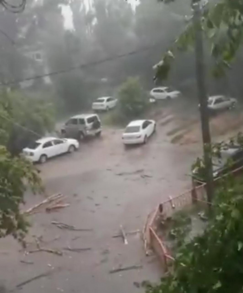 Мощный ураган с ливнем обрушился на Волгоградскую область: видео