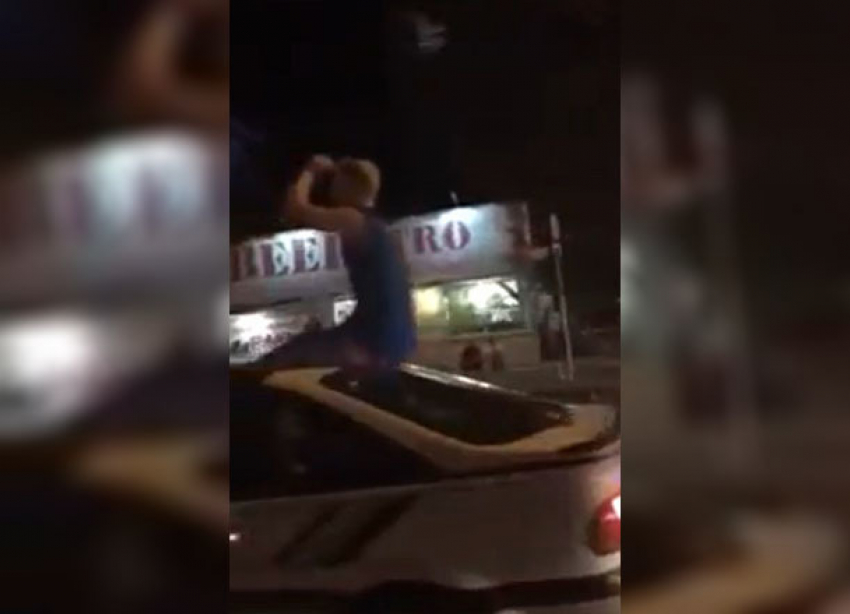 Поездка волгоградца на крыше машины по оживленной трассе попала на видео