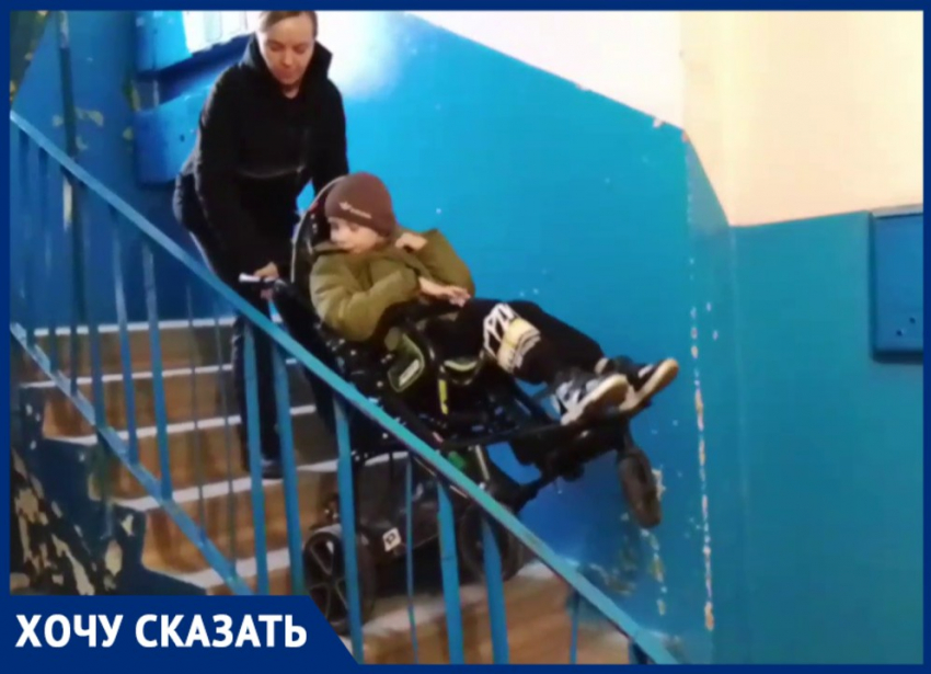 Маму ребенка с ДЦП оштрафовали за оставленное в подъезде инвалидное кресло 