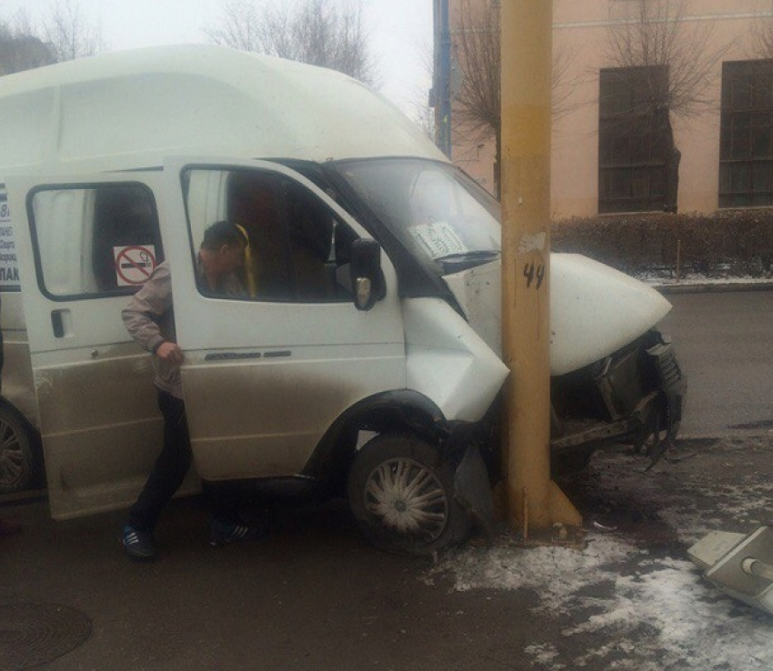 Маршрутка протаранила столб на дороге в Волжском 