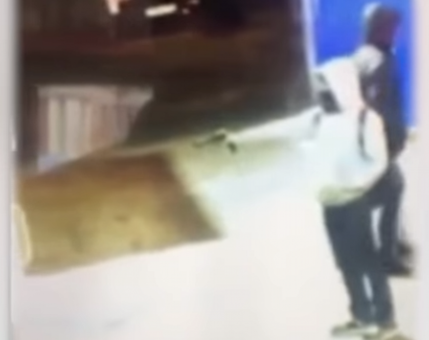 На видео попала стрельба по магазину троих неизвестных в центре Волгограда