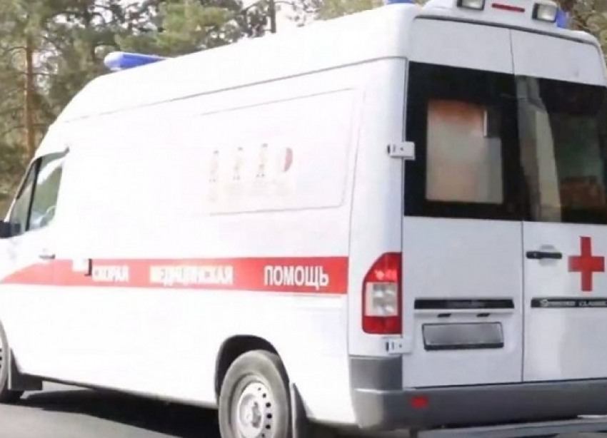 Легковушка протаранила японский внедорожник на западе Волгограда: 12-летняя школьница в больнице