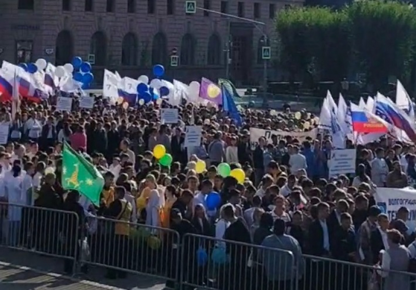 Бешеная концентрация энергии: на видео сняли  парад студентов в Волгограде