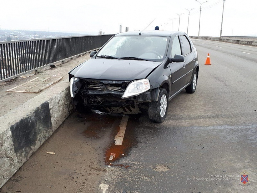 В Дзержинском районе Волгограда водитель «Рено Логан» врезался в ограждение