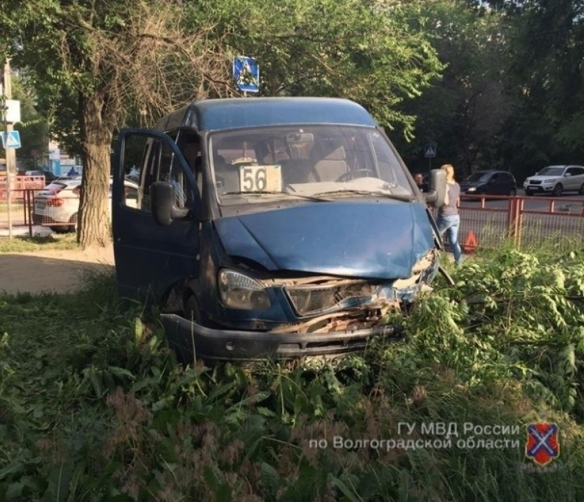 В Волгограде водитель «Пежо» протаранил маршрутку: пострадали 4 человека