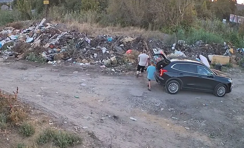 Труп собаки выбросили на свалку мужчина с ребенком в Волгограде