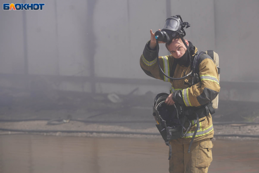 Четыре частных дома пострадали от рухнувших обломков БПЛА под Волгоградом
