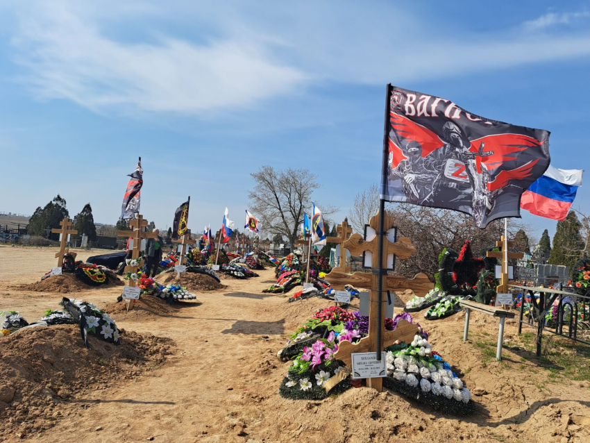 Только флаги «Вагнер» и ВДВ развеваются: как выглядят могилы погибших на СВО в Волгограде 